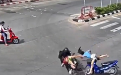 Video: Hai cô gái đầu trần vượt đèn đỏ bị motor cho... "đo ván"