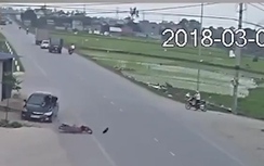 Video: Ô tô húc văng người đi xe máy lên nắp capo