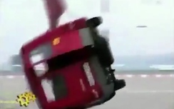 Video: Ô tô bị máy bay Airbus thổi văng, dập nát trong chớp mắt