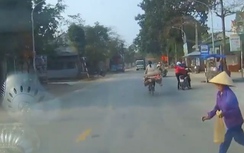 Video: Cụ bà chạy thẳng sang bên đường khiến tài xế ôtô kinh hãi