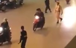 Video: 3 quái xế đầu trần "thông" chốt 141 náo loạn đường phố