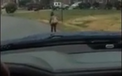 Video: Bố bắt con chạy bộ đi học dưới mưa gây tranh cãi