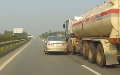 Video: Ô tô con suýt cắm đầu vào xe bồn trên cao tốc