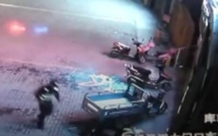 Video: Đỡ người phụ nữ nhảy lầu tự tử, cảnh sát gãy sống lưng