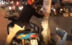 Video: Thanh niên vừa lái xe vừa múa võ, "tung chưởng" vào cột điện