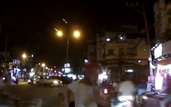 Video: Giả vờ bị ô tô đâm, rút thắt lưng ăn vạ tài xế
