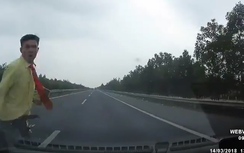 Video: Bất ngờ chạy qua cao tốc, người đàn ông bị đâm kinh hoàng