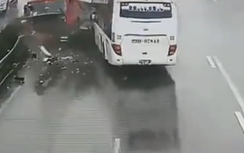 Video: Khoảnh khắc ô tô khách tông xe cứu hỏa ở Pháp Vân-Cầu Giẽ