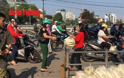 Video: Người Hà Nội vác đủ các loại xe đi "giải cứu" củ cải