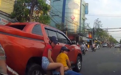 Video: Xe máy kẹp 4 tạt đầu ôtô, 2 em bé suýt gặp nguy