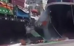 Video: Hai tàu hàng "khủng" đâm nhau, hàng chục container "tắm" biển