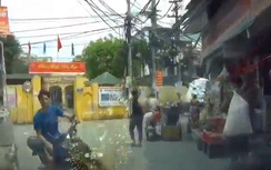 Video: Xe máy "gục ngã" trước đầu ôtô vì rẽ không giảm tốc độ