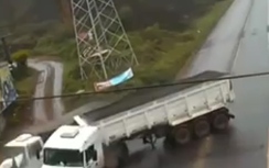 Video: Đang sang đường, container bị xe tải đâm vỡ cabin