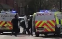 Video: Thanh niên vác kiếm dài 90cm chém tới tấp đội cảnh sát