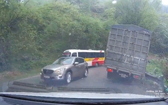 Ô tô vượt ẩu khiến xe tải suýt đổ xuống vực ở Sa Pa