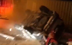 Video: Mắc kẹt ở đường ngang, ô tô bị tàu hỏa đâm nát vụn