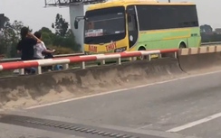 Video: Hai cô gái đầu trần phóng ngược chiều trên cao tốc Thăng Long