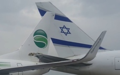 Video: Hai máy bay dính chặt đuôi vào nhau khi cất cánh