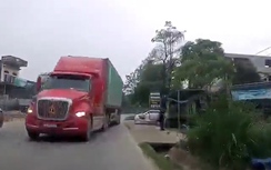 Video: Container phanh "cháy đường" sau cú vượt ẩu suýt đối đầu xe con