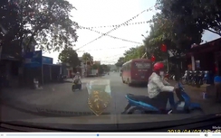 Video: "Ninja" Lead bất thình lình cắt mặt ôtô khiến tài xế phát hoảng