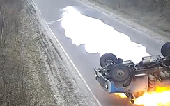 Video: Xe tải chở sữa bốc cháy dữ dội sau cú vượt liều mạng
