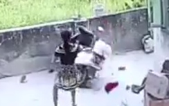 Video: Bé trai 5 tuổi vít ga xe máy lao thẳng vào tường