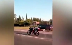 Video: Thanh niên nằm úp trên xe máy phóng 128km/h náo loạn cao tốc