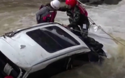 Video: Màn đu dây giải cứu nữ tài xế khỏi lũ dữ như phim