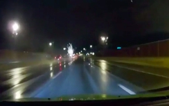 Video: Sét đánh xe tải toé lửa, tài xế bạt vía