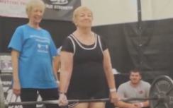 Video: Cụ bà 97 tuổi thi nâng tạ khiến thanh niên... "lè lưỡi"
