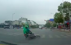Video: Hai tài xế Grabbike "rủ" khách "đo ván" sau cú vượt đèn đỏ