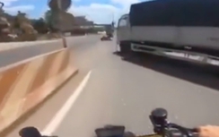 Video: Siêu motor độc nhất Việt Nam lao đầu xe tải, biker nhập viện