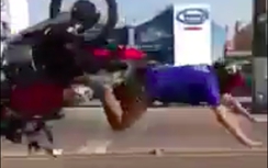 Video: Motor và biker "lộn tùng phèo" vì gờ giảm tốc quá cao