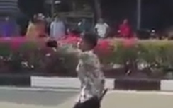 Video: Bị dân vây bắt, cướp hung hãn vụt hung khí chống trả