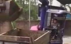Video: Bé trai lớp 3 "quẩy" máy xúc khiến dân mạng "há hốc mồm"