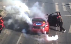 Video: Ô tô bất ngờ bốc khói nghi ngút, người chạy tán loạn