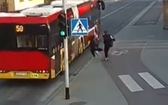 Video: Cô gái đùa cợt, huých bạn mình lao đầu vào xe buýt