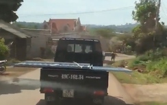 Video: Xe tải chở "tử thần" lao như bay, người đi đường bạt vía