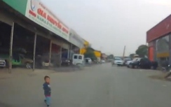 Video: Bé 2 tuổi lao ra đầu ô tô khiến tài xế đứng tim