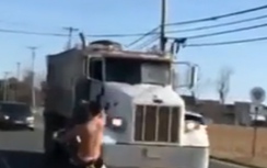 Video: "Trẻ trâu" bốc đầu trước mặt xe tải, bị ôtô cho "đo ván"