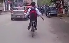 Video: Nam sinh phóng xe đạp buông tay, múa may giữa dòng xe cộ