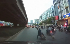 Video: Ngông nghênh sang đường, thanh niên bị xe máy đâm "lộn tùng phèo"