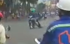 Video: Cướp giật túi, kéo lê cô gái như bay giữa Sài Gòn