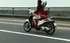 Video: Cô gái đeo mũ bảo hiểm ở cổ phóng "như bay" trên cầu