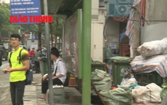Video: Ngán ngẩm nhà chờ xe buýt như... bãi rác ở Hà Nội