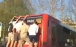 Video: Hoảng hồn 4 thanh niên đu trên đuôi xe buýt phóng nhanh