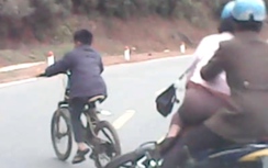 Video: Bé trai quay đầu xe đạp hạ "knock-out" hai người đi xe máy