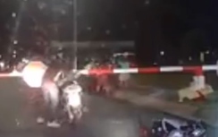 Video: Tên cướp bị tóm gọn vì... đập mặt vào barie khi bỏ chạy