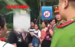 Video: Mặc hở hang tại đền Hùng, nhiều du khách nữ bị mời ra