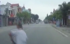 Video: Cụ ông đầu trần "đo đất" vì sang đường không nhìn